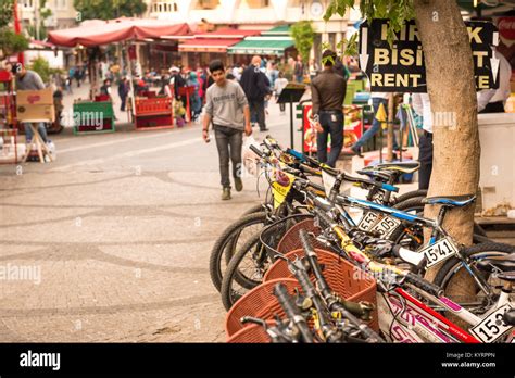 Ciclo de alquiler estacionado grande fotografías e imágenes de alta