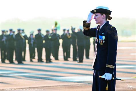 Colonel G Raldine Borrel Premi Re Commandant De La Base A Rienne