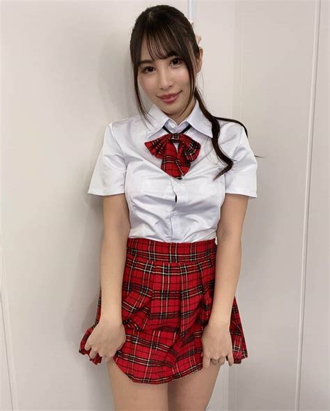 柊木里音さんのインスタグラム写真 柊木里音instagram 「赤制服デビュー💓 今後、よりいい作品を撮れるように、レビューの投稿していただけたら嬉しいです💿 デビュー作は、緊張感が