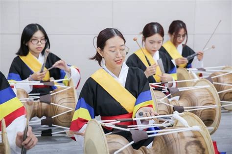 A Korean percussion music club at Van Lang University in Vietnam ...