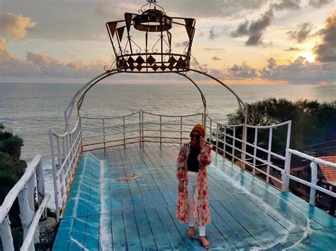 Pantai Nguluran Melihat Keindahan Pantai Lewat Teras Kaca