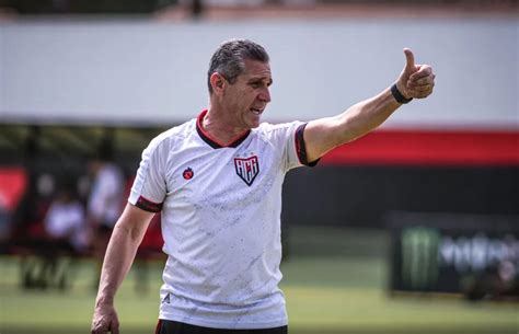 Vasco anuncia oficialmente Jorginho como novo treinador até fim da