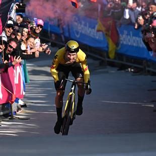 Giro D Italia Roglic Vince La Crono E Si Prende La Maglia Rosa