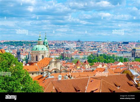 Vista aérea superior del centro histórico de la ciudad de Praga con