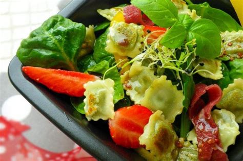 Salade printanière aux Ravioles à poêler Basilic Pousses d épinards et