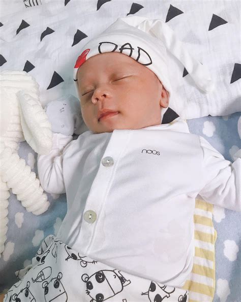 Mẹ bầu xinh đẹp như hot girl tiết lộ 2 thứ đồ ăn mỗi ngày để con tăng cân đều đặn mà mẹ vẫn thon gọn