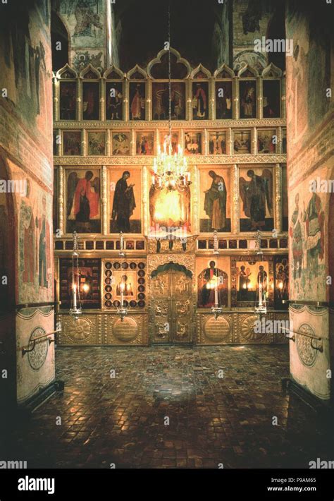 Interior con el iconostasio de la Catedral de la Anunciación en el