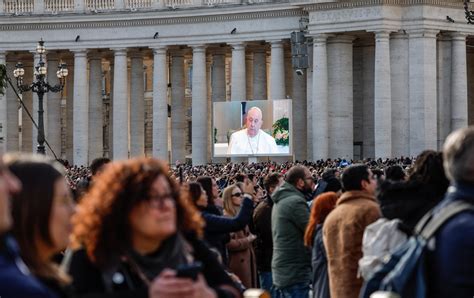 El papa Francisco dice que tiene una inflamación pulmonar y reza el