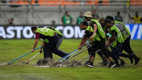 Rumput Jis Tergenang Saat Hujan Pssi Jadi Sasaran Kritik Netizen