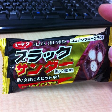 同じフロアの会社の方からチョコもろた！これが名高い「義理とわかるチョコ」かッッ！ Ippei Suzuki Flickr