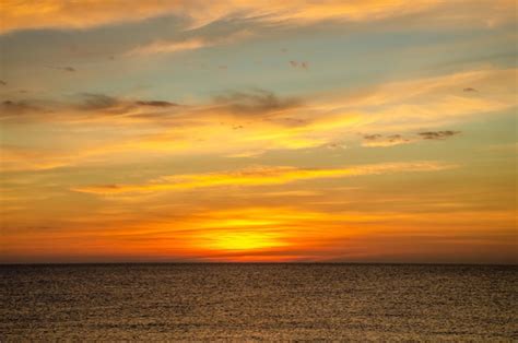 Salida Del Sol Sobre El Mar En La Madrugada Amanecer Sobre El Agua