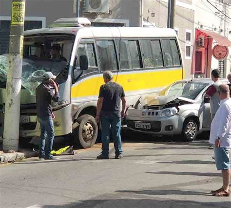 Mulher Fica Ferida Ap S Acidente Envolvendo Micro Nibus E Carro Em