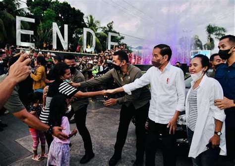 Presiden Jokowi Dan Ibu Iriana Disambut Histeris Warga Ende Pena Timor