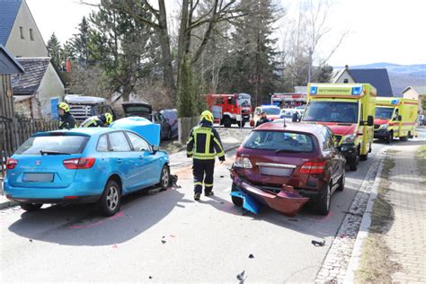 Schwerer Unfall im Erzgebirge Mutter mit Säugling und Kleinkind im