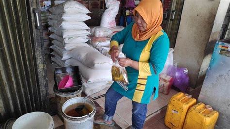 Beli Minyak Goreng Curah Rp 14 000 Per Liter Harus Pakai NIK Atau