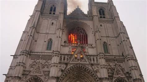 Homem confessa ter ateado fogo na Catedral de Nantes na França