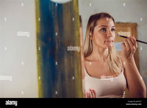 Belle Fille Blonde Faisant Elle M Me Un Miroir Debout Devant Un Miroir Photo Stock Alamy