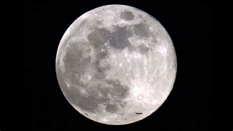 See November's Full Beaver Moon light up the sky around the world ...