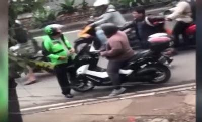 Video Viral Polisi Nyamar Jadi Driver Ojol Berhentikan Pemotor Di Duren