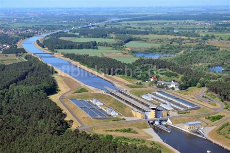 Luftaufnahme Hohenwarthe Schleusenanlagen am Ufer der Wasserstraße