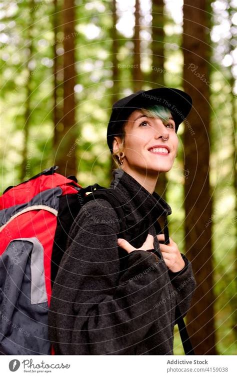 Entzückter Reisender Im Grünen Wald Ein Lizenzfreies Stock Foto Von Photocase