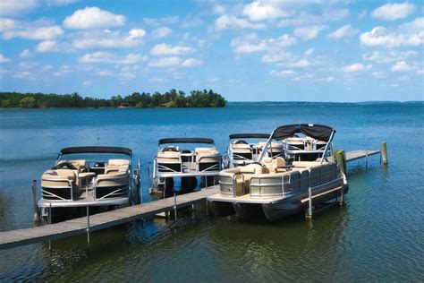 Docking A Pontoon Boat 6 Easy Steps Boatsetter