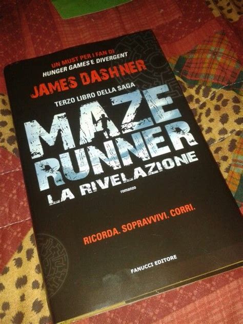 The Book Maze Runner La Rivelazine Is Laying On Top Of A Bed