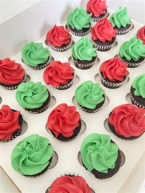 Christmas colour mini cupcakes green and red | Mini cupcakes, Desserts ...