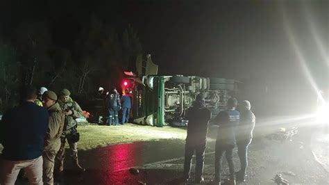 Camión cargado de cerveza vuelca en Lages