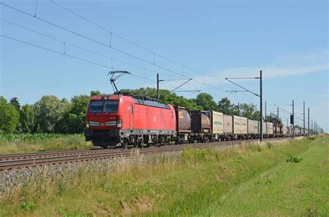 Mit Einem Bertschi Containerzug Am Haken Rollte Am