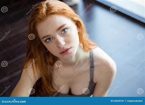 Femme Roux S Asseyant Sur L Tage Image Stock Image Du Fille Sant