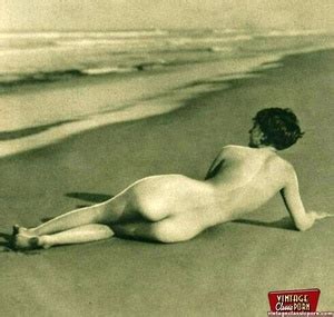 Pretty Vintage Naked Models Posing Nude In The Fourties XXX Dessert