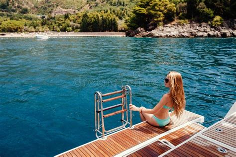 Sexy Frau Entspannen Sich Auf Yacht Im Meer Stockfoto Bild Von Bikini Ozean