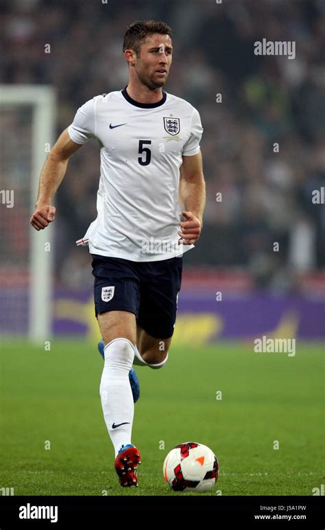 GARY CAHILL ENGLAND WEMBLEY STADIUM LONDON ENGLAND 15 October 2013 Stock Photo - Alamy