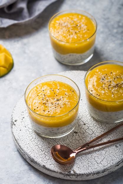 Budín de semillas de chía con mango en frascos de vidrio comida limpia