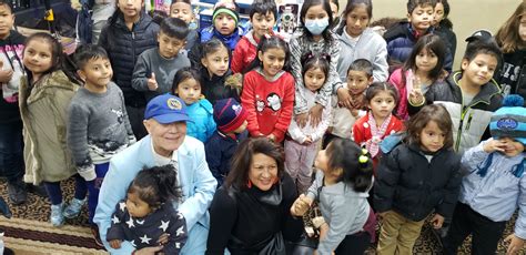 Padres En Accion Celebra La Navidad Con La Comunidad Trabajador