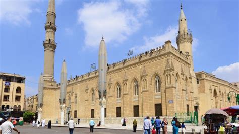 Discover the Iconic Al-Hussein Mosque in Cairo - One of the Holiest ...