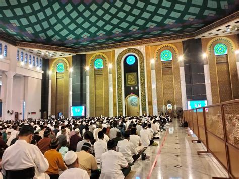 Puluhan Ribu Jemaah Penuhi Masjid Al Akbar Surabaya Untuk Salat Id