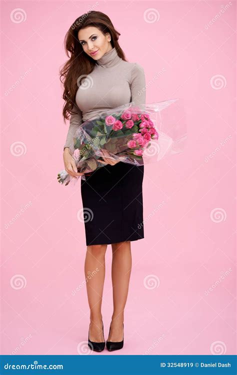 Mooi Brunette Met Bos Van Roze Rozen Stock Afbeelding Image Of Rozen Charmant 32548919