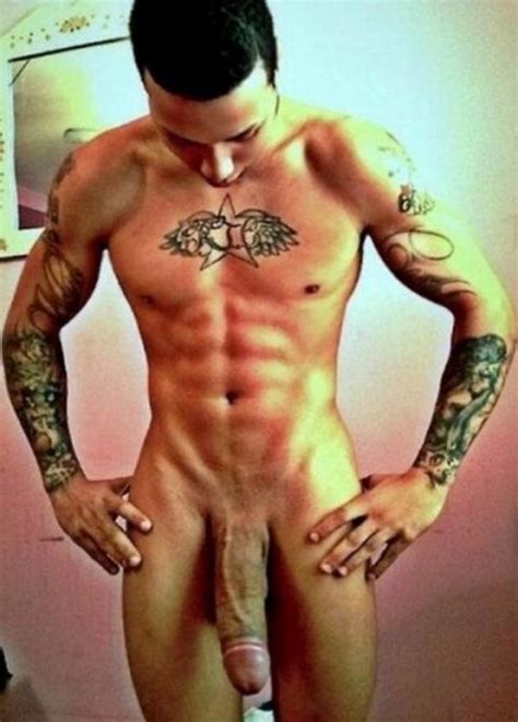 BOGOSS TATOUÉ MATE SA QUEUE XXL Grosse Bite Gay Blog Vidéo de Grosses Bites Hétéro Gay