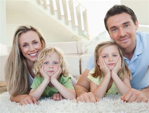 Familia Tendida En El Piso Foto Premium