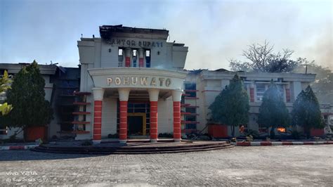 Kantor Bupati Dan Gedung DPRD Pohuwato Di Bakar Masa Pendemo Barakati ID