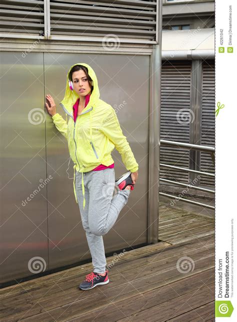 Atleta De Sexo Femenino Que Estira La Pierna Antes De Correr Foto De