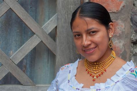 Garota nativa da américa latina olhando para a câmera e sorrindo usando roupas tradicionais de