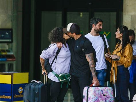 Aline Campos E Jesus Luz Trocam Beijos Em Aeroporto Ao Voltar De Viagem