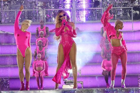 Fans Are Praising One Of Beyoncés Dancers For Helping Her Avoid A