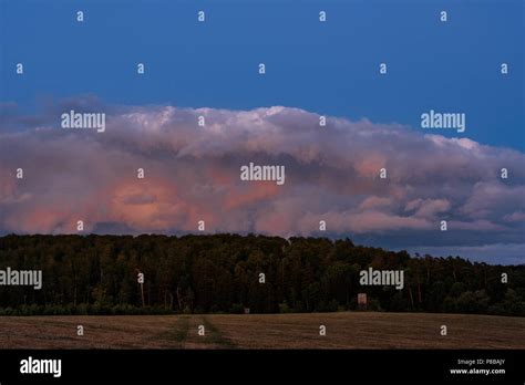 Sonnenuntergang Regenwolke Hi Res Stock Photography And Images Alamy