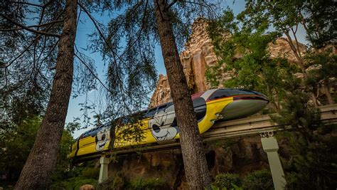 Disneyland Monorail returns to the Disneyland Park – Disney Matters