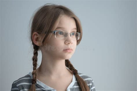 Horizontaal Schot Van Een Meisjestiener Met Glazen En Twee Vlechten Portret Van Het Blonde