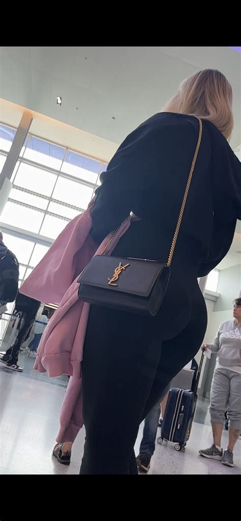 Blonde At Airport Has Shapely Ass Spandex Leggings Yoga Pants Forum